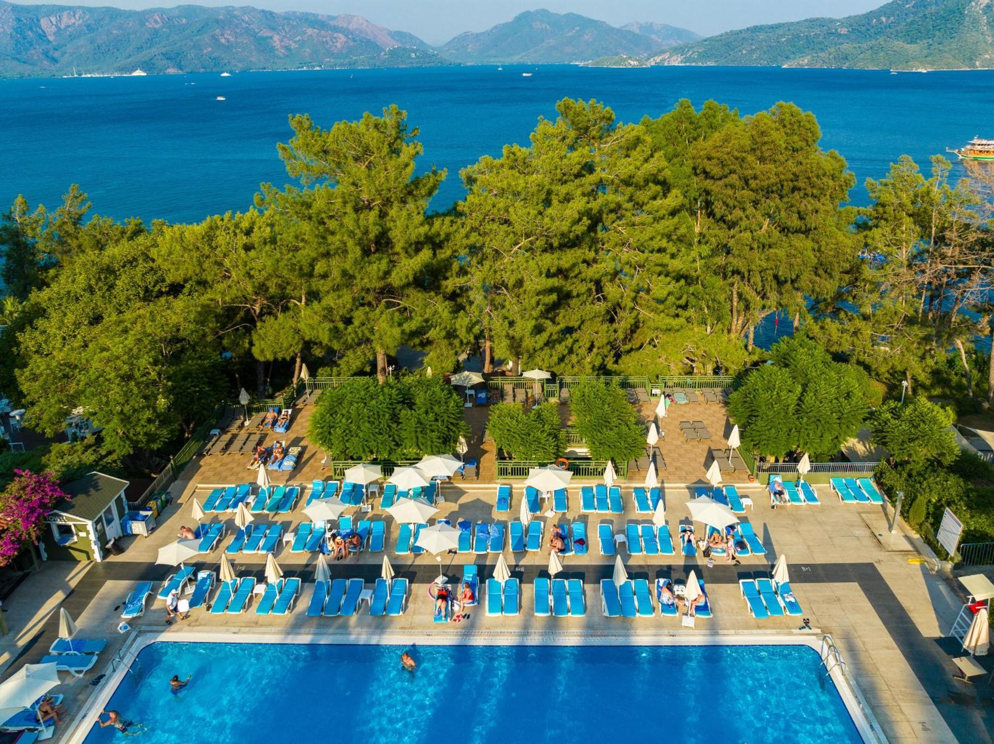 Labranda Mares Marmaris Hotel Dış mekan fotoğraf A pool at a resort in Turkey