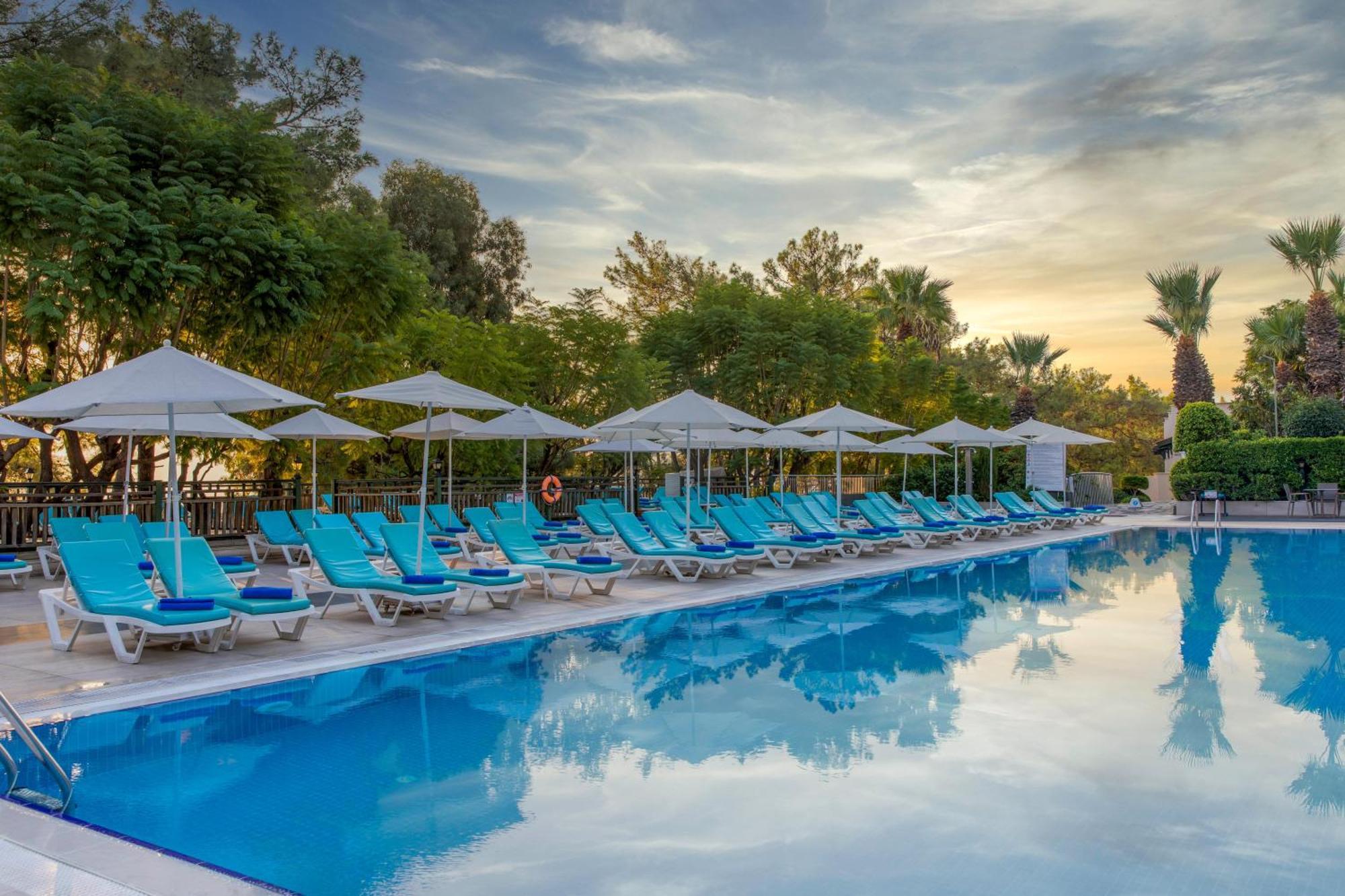 Labranda Mares Marmaris Hotel Dış mekan fotoğraf Pool at the hotel
