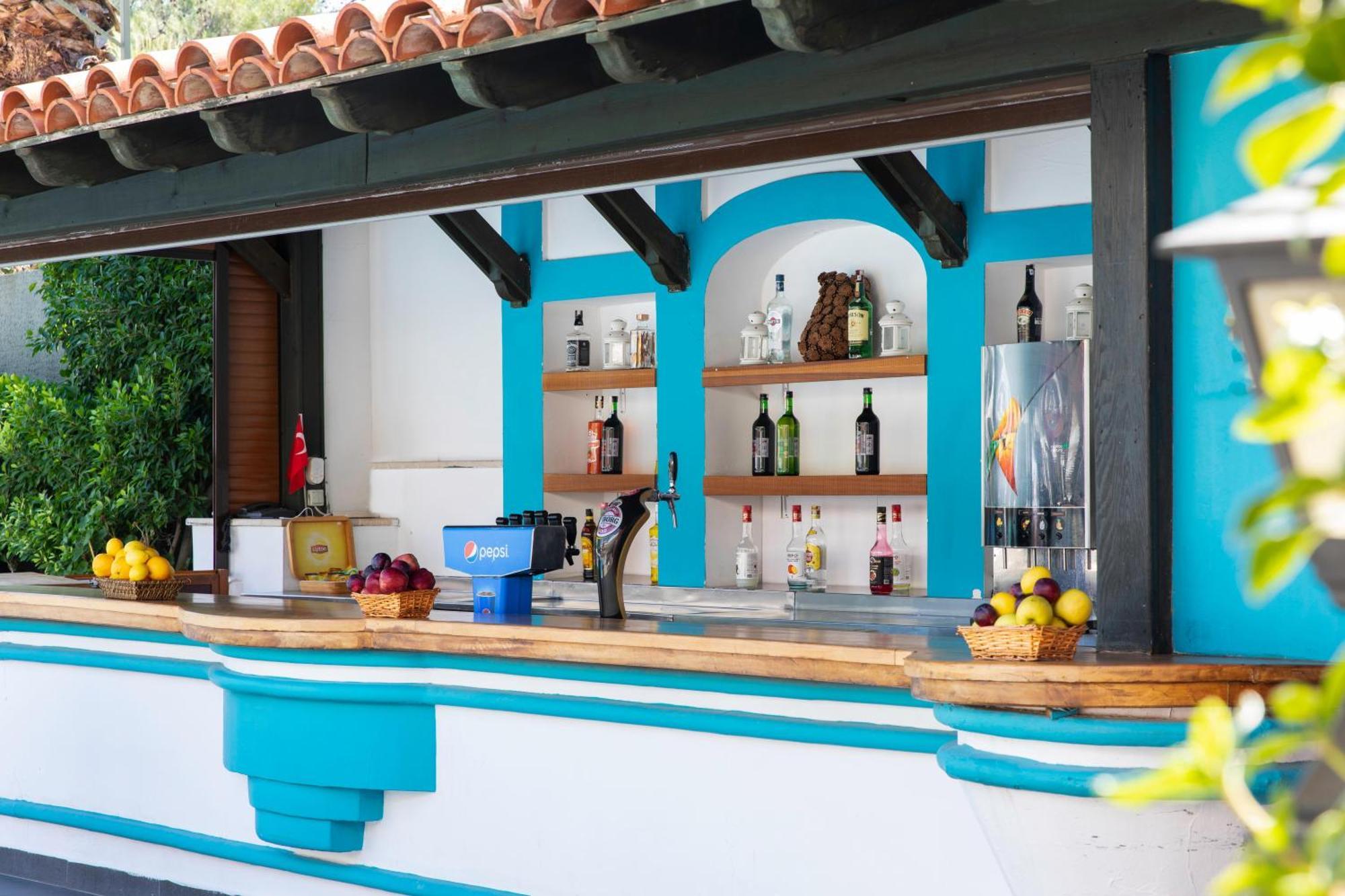 Labranda Mares Marmaris Hotel Dış mekan fotoğraf The bar at the pool