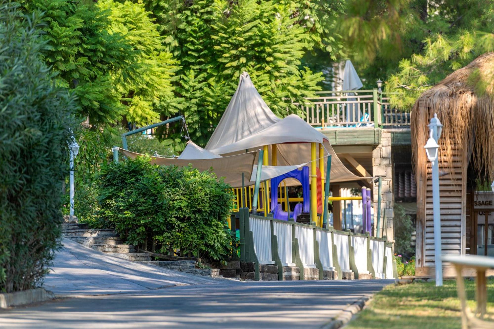 Labranda Mares Marmaris Hotel Dış mekan fotoğraf The playground at the southern end of the park