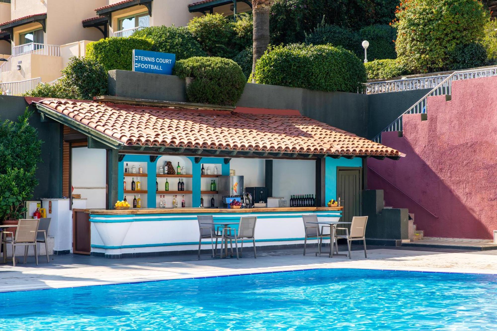 Labranda Mares Marmaris Hotel Dış mekan fotoğraf A pool bar in a hotel in Turkey