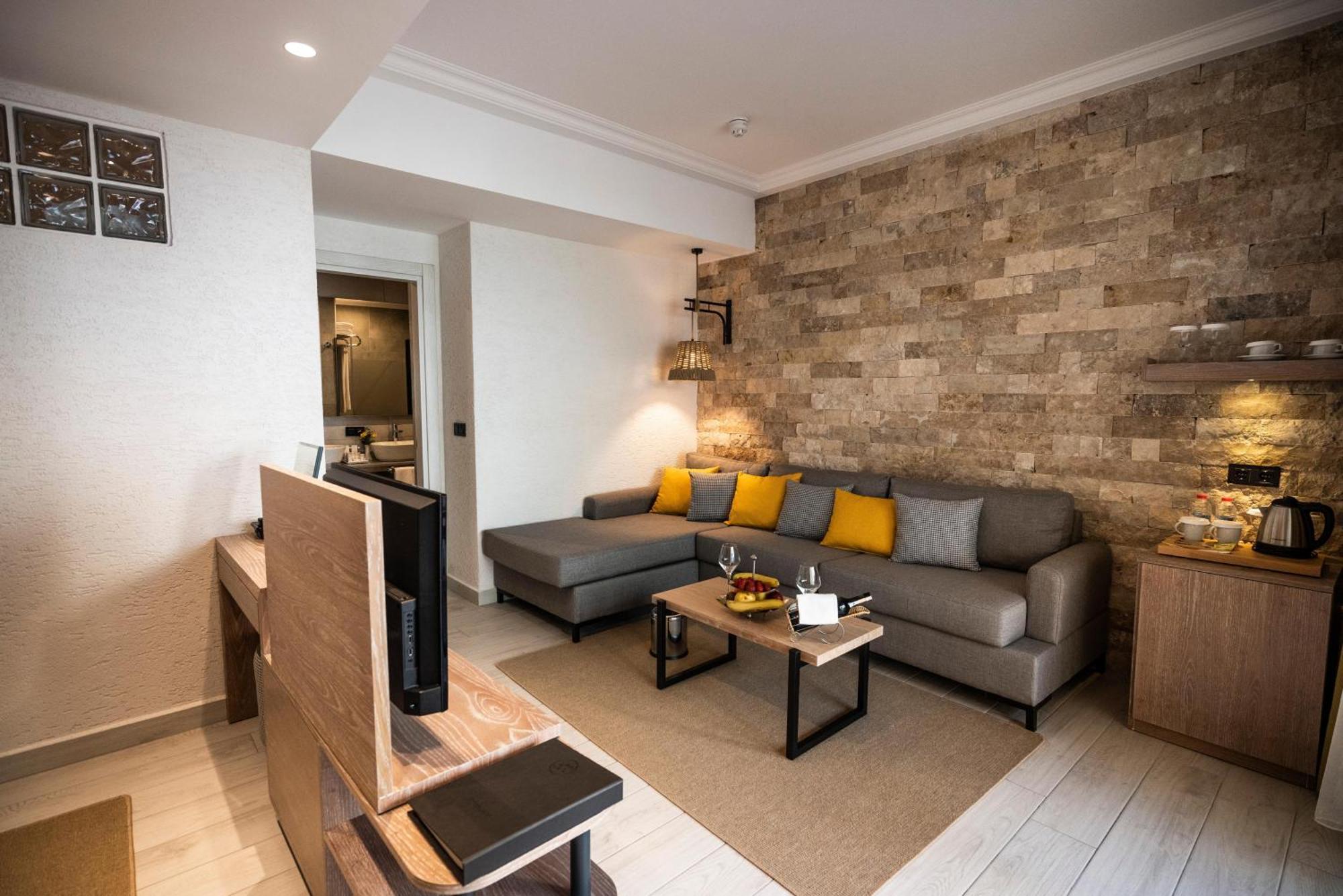 Labranda Mares Marmaris Hotel Dış mekan fotoğraf A living room in a typical apartment